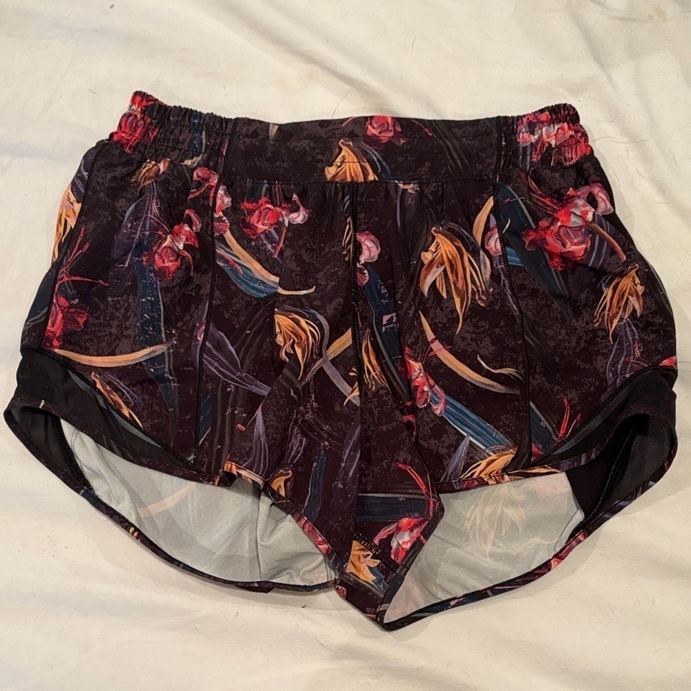 Lululemon Hottie Hot Shorts 2.5” Size 8 – Floral Purple Multi